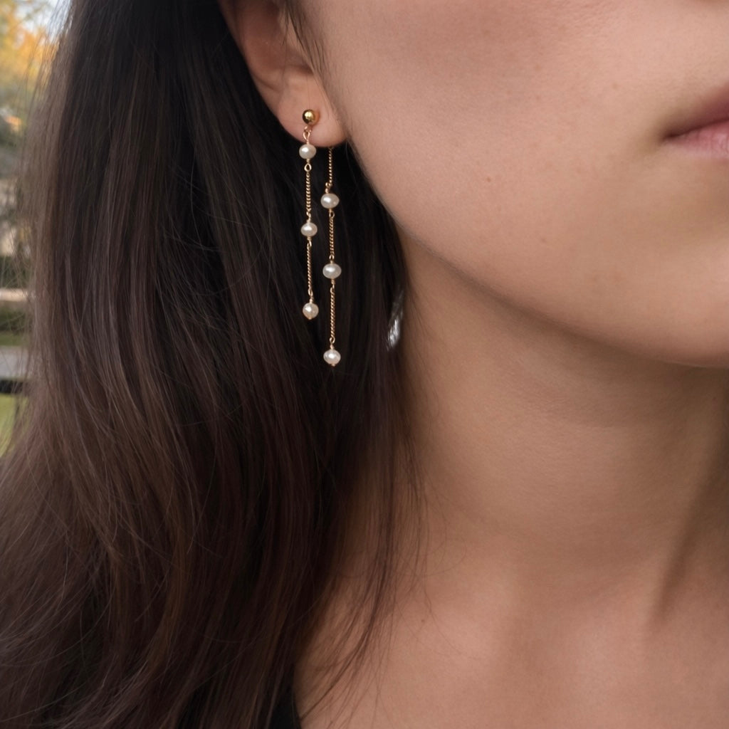 Pendientes pequeños de perlas colgantes