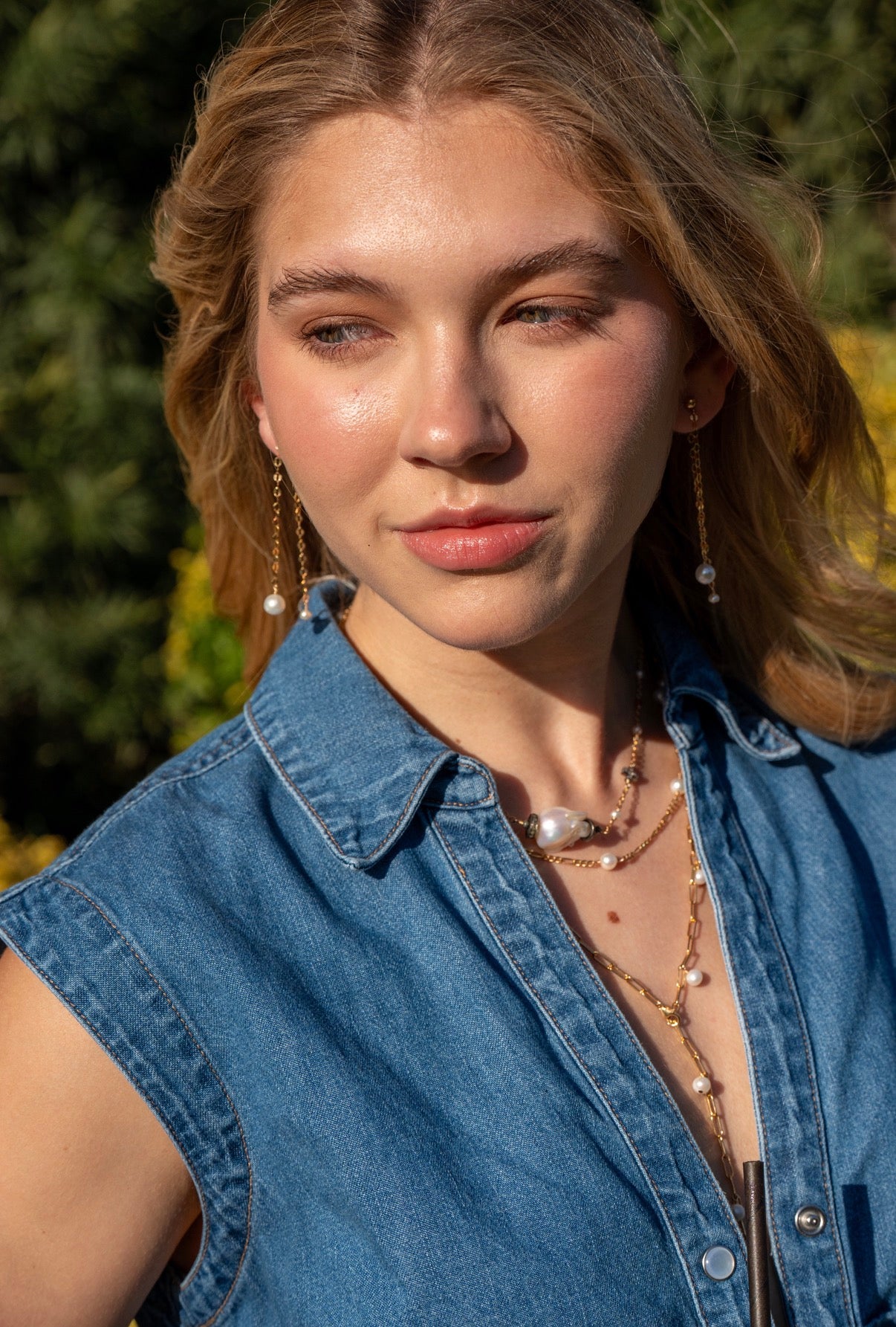 Pendientes de perlas con cadena brillante